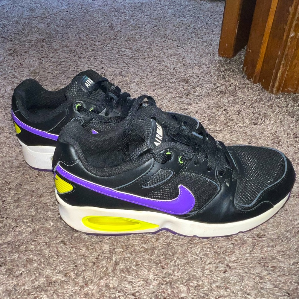 Women size 8 air max
